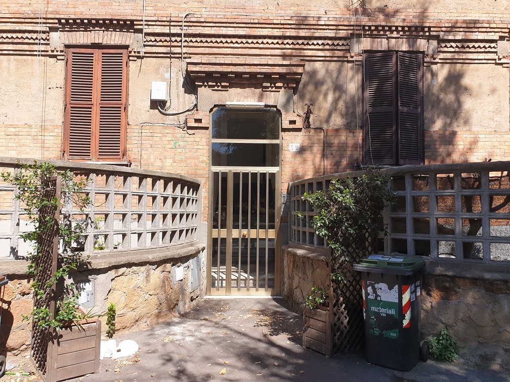 APPARTAMENTO INT.17 DI 3,5 VANI SENZA ASCENSORE. Dati catastali [N.C.E.U.] cat.A/2, fg.519, part.327, sub.21. Sup. cat. 62 mq. Piena proprietà lotto libero.