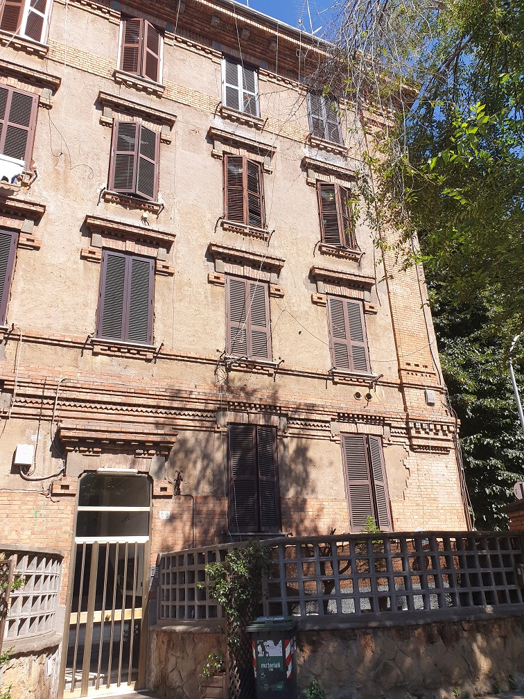 APPARTAMENTO INT.17 DI 3,5 VANI SENZA ASCENSORE. Dati catastali [N.C.E.U.] cat.A/2, fg.519, part.327, sub.21. Sup. cat. 62 mq. Piena proprietà lotto libero.