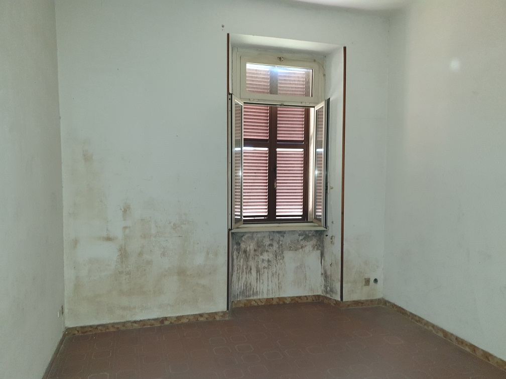 APPARTAMENTO INT.8 DI 2,5 VANI SENZA ASCENSORE. Dati catastali [N.C.E.U.] cat.A/2, fg.519, part.239, sub.8. Sup. cat. 38 mq. Piena proprietà lotto libero.