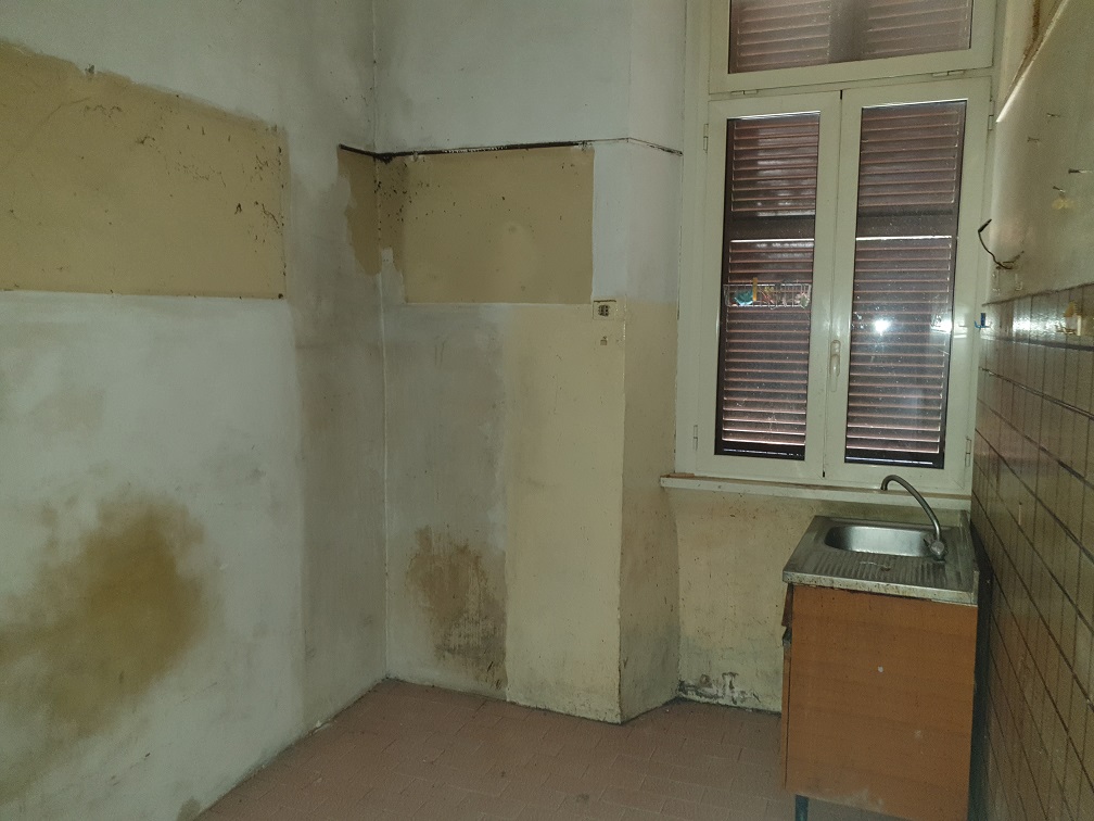 APPARTAMENTO INT.8 DI 2,5 VANI SENZA ASCENSORE. Dati catastali [N.C.E.U.] cat.A/2, fg.519, part.239, sub.8. Sup. cat. 38 mq. Piena proprietà lotto libero.