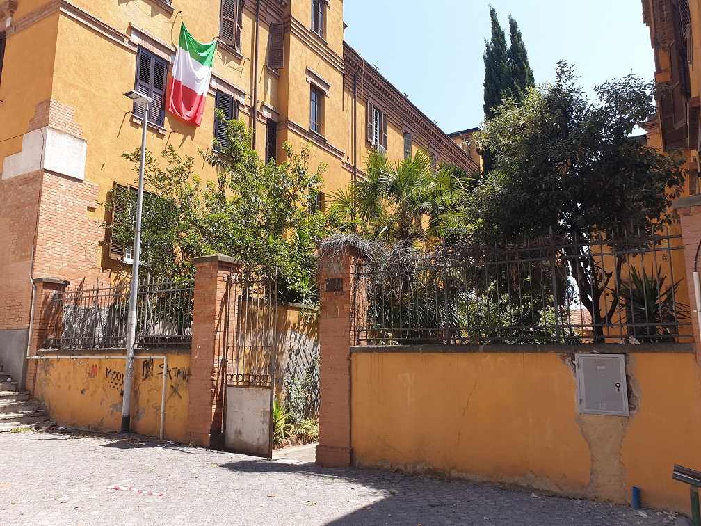APPARTAMENTO INT.4 DI 2,5 VANI SENZA ASCENSORE. Dati catastali [N.C.E.U.] cat.A/2, fg.519, part.239, sub.12. Sup. cat. 35 mq. Piena proprietà lotto libero.