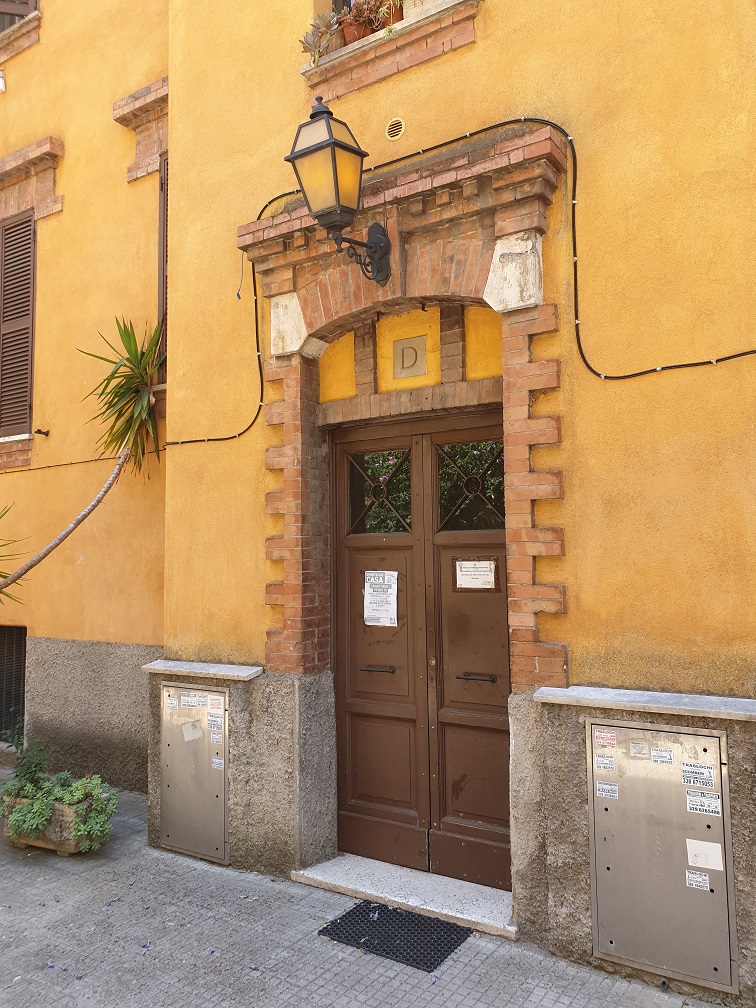 APPARTAMENTO INT.4 DI 2,5 VANI SENZA ASCENSORE. Dati catastali [N.C.E.U.] cat.A/2, fg.519, part.239, sub.12. Sup. cat. 35 mq. Piena proprietà lotto libero.