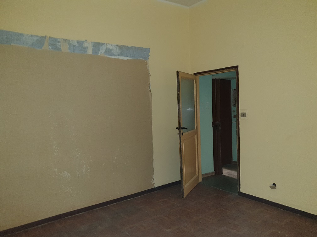 APPARTAMENTO INT.4 DI 2,5 VANI SENZA ASCENSORE. Dati catastali [N.C.E.U.] cat.A/2, fg.519, part.239, sub.12. Sup. cat. 35 mq. Piena proprietà lotto libero.
