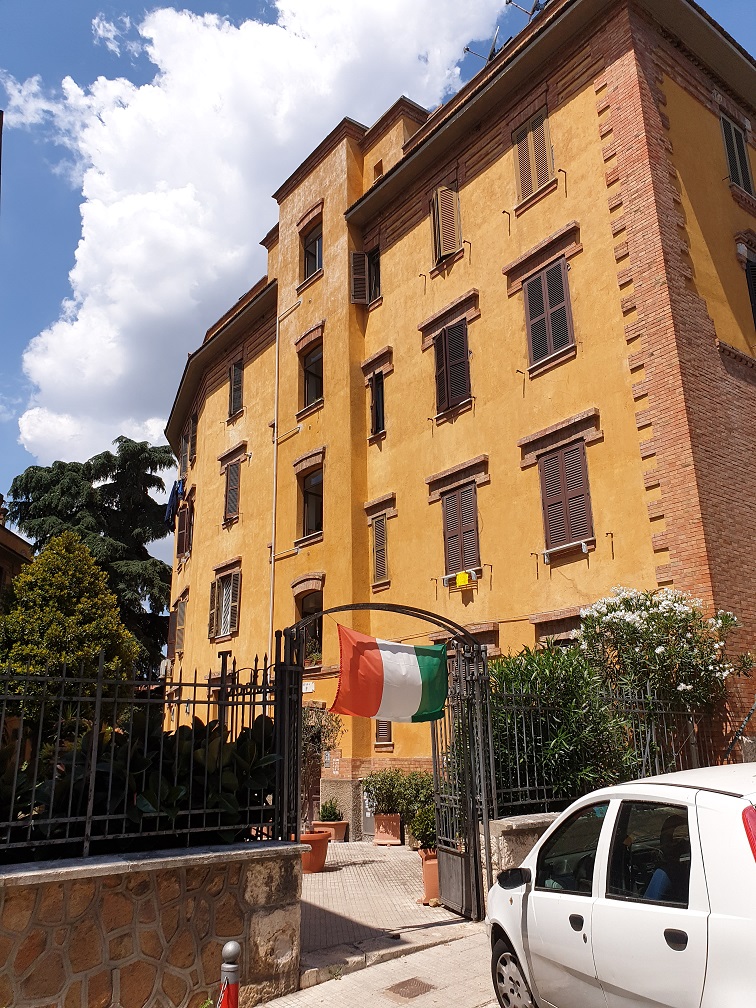 APPARTAMENTO INT.1 DI 2,5 VANI SENZA ASCENSORE. Dati catastali [N.C.E.U.] cat.A/2, fg.519, part.243, sub.10. Sup. cat. 42 mq. Piena proprietà lotto libero.