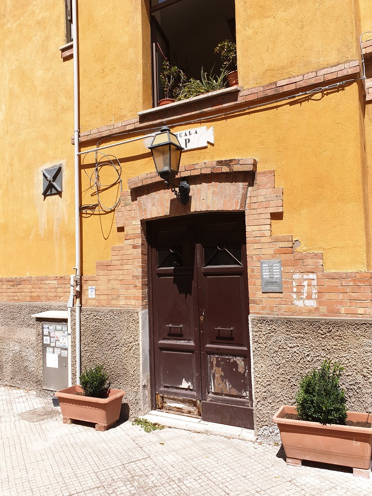 APPARTAMENTO INT.1 DI 2,5 VANI SENZA ASCENSORE. Dati catastali [N.C.E.U.] cat.A/2, fg.519, part.243, sub.10. Sup. cat. 42 mq. Piena proprietà lotto libero.