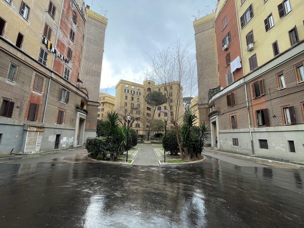 APPARTAMENTO INT.25 DI 3 VANI CON ASCENSORE. Dati catastali [N.C.E.U.] cat.A/4, fg.454, part.34, sub.95. Sup. cat. 55 mq. Piena proprietà lotto libero.