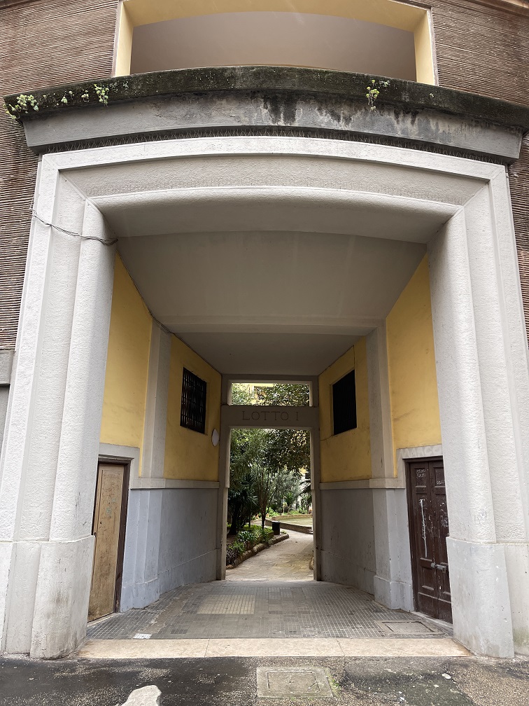 APPARTAMENTO INT.25 DI 3 VANI CON ASCENSORE. Dati catastali [N.C.E.U.] cat.A/4, fg.454, part.34, sub.95. Sup. cat. 55 mq. Piena proprietà lotto libero.
