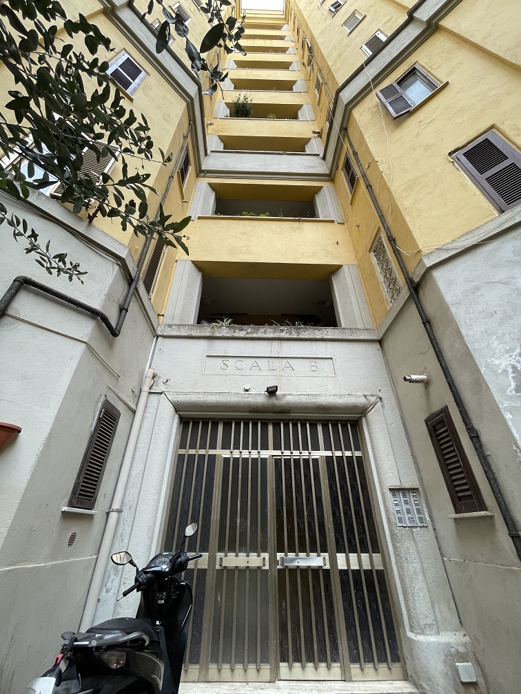 APPARTAMENTO INT.25 DI 3 VANI CON ASCENSORE. Dati catastali [N.C.E.U.] cat.A/4, fg.454, part.34, sub.95. Sup. cat. 55 mq. Piena proprietà lotto libero.