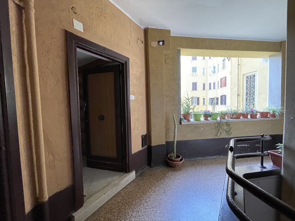 APPARTAMENTO INT.25 DI 3 VANI CON ASCENSORE. Dati catastali [N.C.E.U.] cat.A/4, fg.454, part.34, sub.95. Sup. cat. 55 mq. Piena proprietà lotto libero.