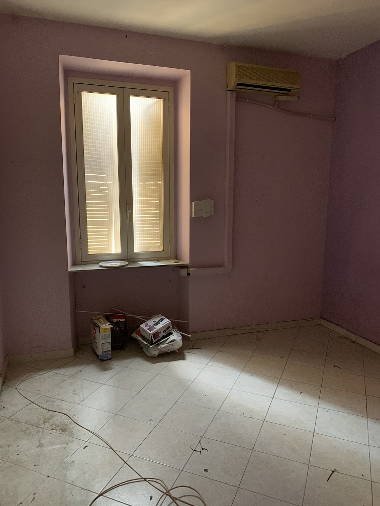 APPARTAMENTO INT.25 DI 3 VANI CON ASCENSORE. Dati catastali [N.C.E.U.] cat.A/4, fg.454, part.34, sub.95. Sup. cat. 55 mq. Piena proprietà lotto libero.