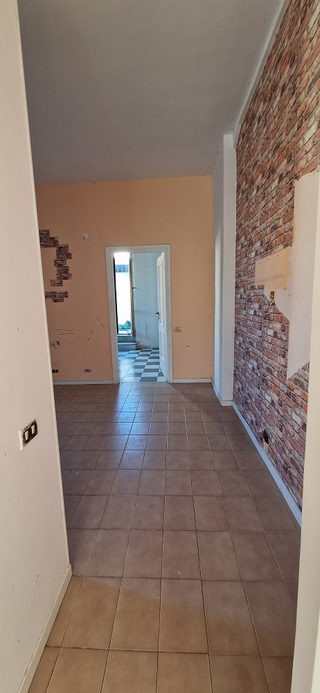 APPARTAMENTO INT.54 DI 3 VANI CON ASCENSORE; TERRAZZO. Dati catastali [N.C.E.U.] cat.A/4, fg.454, part.33, sub.66. Sup. cat. 58 mq. Piena proprietà lotto libero.