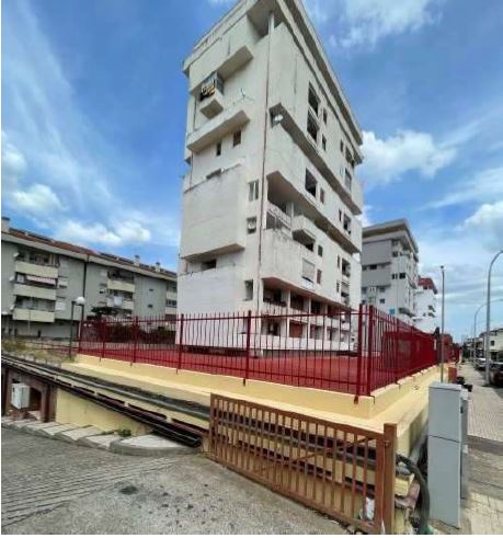 Abitazione composta da ingresso, soggiorno, 3 stanze, cucina, 2 bagni e 2 balconi. Pavimentazione in piastrelle ceramiche, pareti intonacate e pitturate. Altezza interna m 2,8 e ubicata al 6° piano dell'edificio. Identificativi Catastali [N.C.E.U.] Unità residenziale categoria A3 foglio 10 particella 539 sub 13. Sup. 125 mq catastali. Libero, Piena Proprietà.