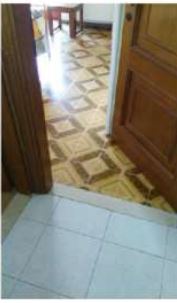Abitazione composta da ingresso, soggiorno, 3 stanze, cucina, 2 bagni e 2 balconi. Pavimentazione in piastrelle ceramiche, pareti intonacate e pitturate. Altezza interna m 2,8 e ubicata al 6° piano dell'edificio. Identificativi Catastali [N.C.E.U.] Unità residenziale categoria A3 foglio 10 particella 539 sub 13. Sup. 125 mq catastali. Libero, Piena Proprietà.