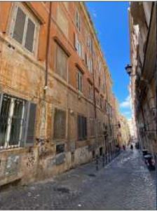 Negozio sito al piano S1 con accesso da vano scala comune del fabbricato sito in Via Degli Avignonesi n. 5. La consistenza commerciale ragguagliata è pari a 85 mq. Identificativi Catastali [N.C.E.U.] Unità commerciale categoria C1 foglio 479 particella 268 sub 529. Sup. 85 mq catastali. Libero. Piena proprietà VIC ed autorizzazione all'alienazione.
