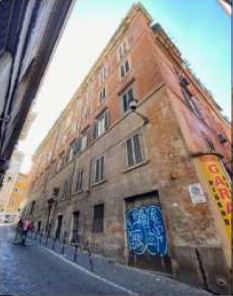 Negozio sito al piano S1 con accesso da vano scala comune del fabbricato sito in Via Degli Avignonesi n. 5. La consistenza commerciale ragguagliata è pari a 85 mq. Identificativi Catastali [N.C.E.U.] Unità commerciale categoria C1 foglio 479 particella 268 sub 529. Sup. 85 mq catastali. Libero. Piena proprietà VIC ed autorizzazione all'alienazione.