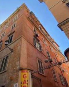 Negozio sito al piano S1 con accesso da vano scala comune del fabbricato sito in Via Degli Avignonesi n. 5. La consistenza commerciale ragguagliata è pari a 85 mq. Identificativi Catastali [N.C.E.U.] Unità commerciale categoria C1 foglio 479 particella 268 sub 529. Sup. 85 mq catastali. Libero. Piena proprietà VIC ed autorizzazione all'alienazione.