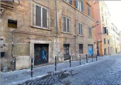Negozio sito al piano S1 con accesso da vano scala comune del fabbricato sito in Via Degli Avignonesi n. 5. La consistenza commerciale ragguagliata è pari a 85 mq. Identificativi Catastali [N.C.E.U.] Unità commerciale categoria C1 foglio 479 particella 268 sub 529. Sup. 85 mq catastali. Libero. Piena proprietà VIC ed autorizzazione all'alienazione.
