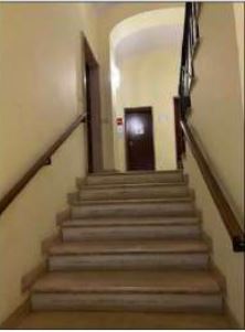 Negozio sito al piano S1 con accesso da vano scala comune del fabbricato sito in Via Degli Avignonesi n. 5. La consistenza commerciale ragguagliata è pari a 85 mq. Identificativi Catastali [N.C.E.U.] Unità commerciale categoria C1 foglio 479 particella 268 sub 529. Sup. 85 mq catastali. Libero. Piena proprietà VIC ed autorizzazione all'alienazione.