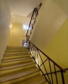 Negozio sito al piano S1 con accesso da vano scala comune del fabbricato sito in Via Degli Avignonesi n. 5. La consistenza commerciale ragguagliata è pari a 85 mq. Identificativi Catastali [N.C.E.U.] Unità commerciale categoria C1 foglio 479 particella 268 sub 529. Sup. 85 mq catastali. Libero. Piena proprietà VIC ed autorizzazione all'alienazione.