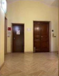 Negozio sito al piano S1 con accesso da vano scala comune del fabbricato sito in Via Degli Avignonesi n. 5. La consistenza commerciale ragguagliata è pari a 85 mq. Identificativi Catastali [N.C.E.U.] Unità commerciale categoria C1 foglio 479 particella 268 sub 529. Sup. 85 mq catastali. Libero. Piena proprietà VIC ed autorizzazione all'alienazione.