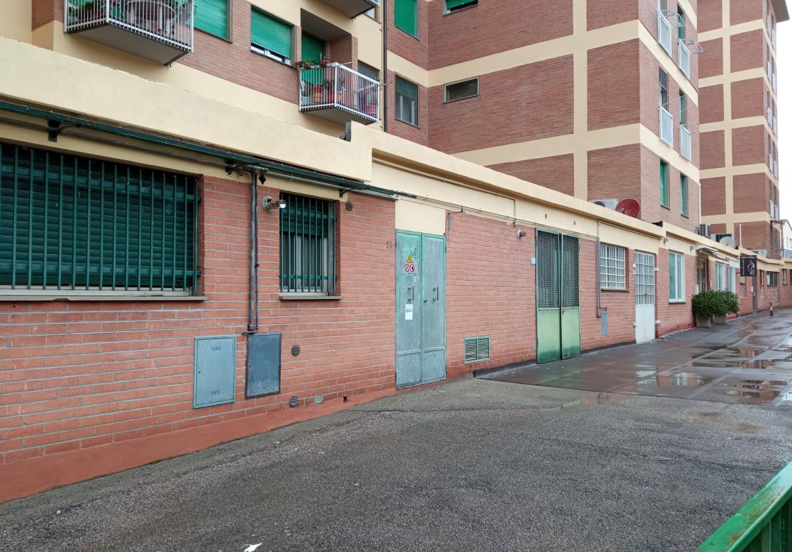 L’unità (altezza interna ml. 3,00) è composta da ingresso-corridoio-disimpegno, cucina, soggiorno con terrazzo sul lato ovest, ripostiglio, bagno, tre camere e altro terrazzo sul lato sud, oltre vano ad uso soffitta posto al piano settimo raggiungibile passando per il vano scala condominiale. Posto auto coperto int. 11 in Via Antonio Vivaldi 15 localizzato al piano interrato (altezza ml. 3,20). È raggiungibile anche dagli altri piani dell’edificio passando per il vano scala condominiale interno. ID Cat. [N.C.E.U.] Unità Residenziale cat. A/3 foglio 202 part. 543 sub 43, Unità Secondaria cat. C/6 foglio 202 part. 543 sub 504. Sup mq catastali 144 
mq catastali 21. Lotto libero, piena proprietà.
