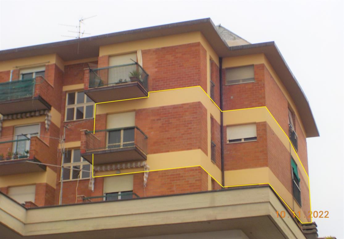 Appartamento per uso civile abitazione posto al piano quinto, lato est del fabbricato, composto da cinque vani compresa la cucina, oltre servizio, accessori e tre terrazzi. E' corredato di una soffitta posta all'ultimo piano del fabbricato.Trattasi di un vano int. 10 per uso rimessa posto al piano S1 del fabbricato, accessibile da rampa carrabile condominiale, oltre che dal vano scala condominiale. ID Cat. [N.C.E.U.] Unità Residenziale cat. A/3 foglio 202 part. 745 sub 13, Unità Secondaria cat. C/6 foglio 202 part. 745 sub 38. Sup mq catastali 132, mq catastali 17. Lotto libero, piena proprietà.