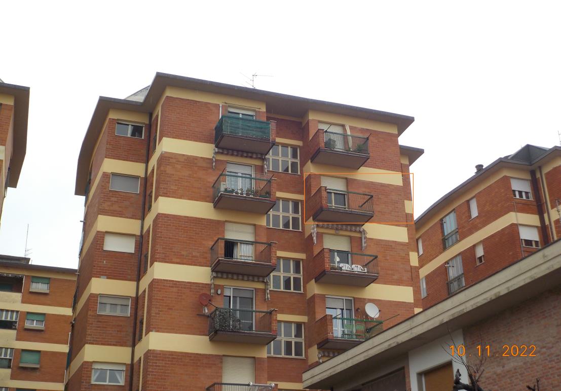 Appartamento per uso civile abitazione posto al piano quinto, lato est del fabbricato, composto da cinque vani compresa la cucina, oltre servizio, accessori e tre terrazzi. E' corredato di una soffitta posta all'ultimo piano del fabbricato.Trattasi di un vano int. 10 per uso rimessa posto al piano S1 del fabbricato, accessibile da rampa carrabile condominiale, oltre che dal vano scala condominiale. ID Cat. [N.C.E.U.] Unità Residenziale cat. A/3 foglio 202 part. 745 sub 13, Unità Secondaria cat. C/6 foglio 202 part. 745 sub 38. Sup mq catastali 132, mq catastali 17. Lotto libero, piena proprietà.