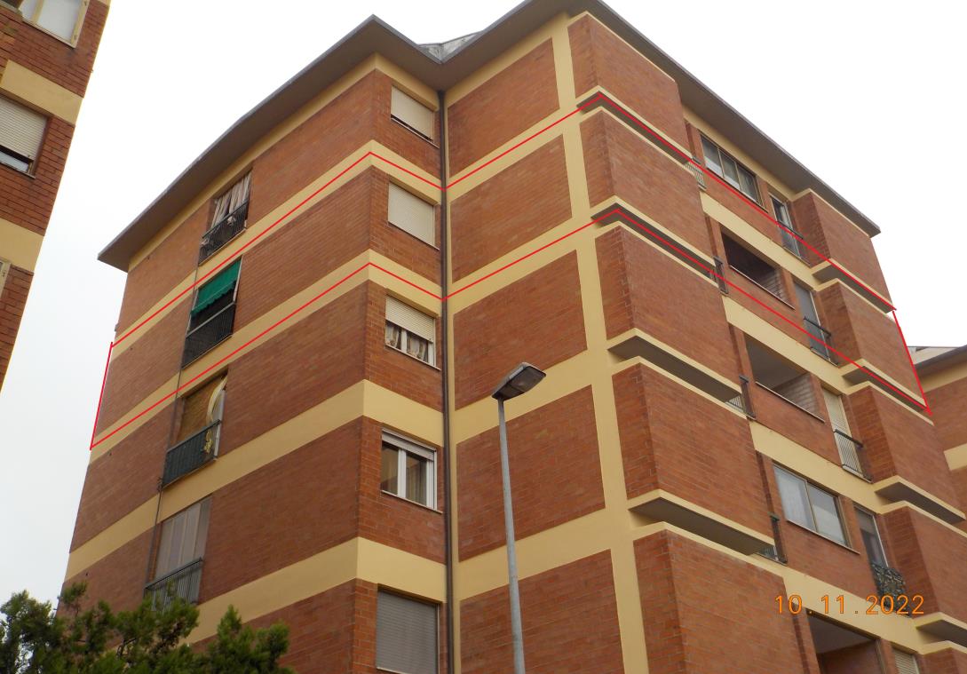 Appartamento per uso civile abitazione posto al piano quinto, lato est del fabbricato, composto da cinque vani compresa la cucina, oltre servizio, accessori e tre terrazzi. E' corredato di una soffitta posta all'ultimo piano del fabbricato.Trattasi di un vano int. 10 per uso rimessa posto al piano S1 del fabbricato, accessibile da rampa carrabile condominiale, oltre che dal vano scala condominiale. ID Cat. [N.C.E.U.] Unità Residenziale cat. A/3 foglio 202 part. 745 sub 13, Unità Secondaria cat. C/6 foglio 202 part. 745 sub 38. Sup mq catastali 132, mq catastali 17. Lotto libero, piena proprietà.