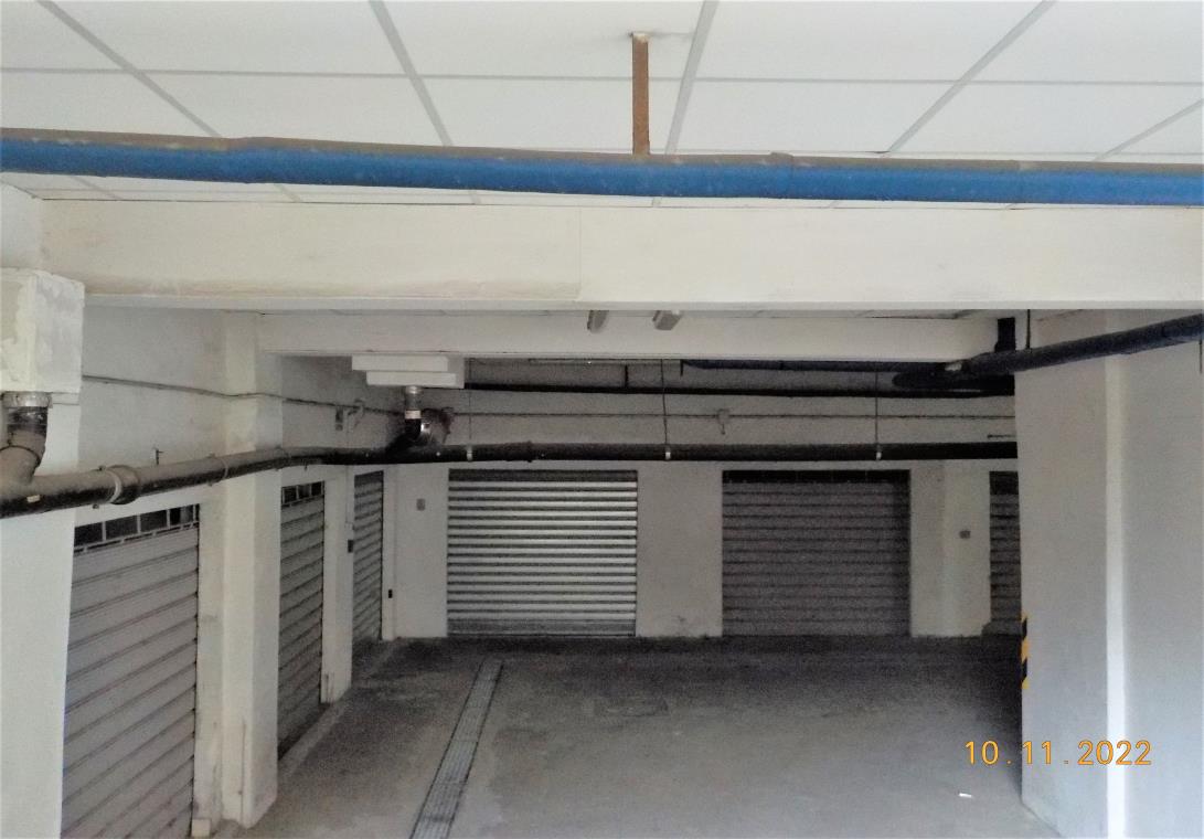 Appartamento per uso civile abitazione posto al piano quinto, lato est del fabbricato, composto da cinque vani compresa la cucina, oltre servizio, accessori e tre terrazzi. E' corredato di una soffitta posta all'ultimo piano del fabbricato.Trattasi di un vano int. 10 per uso rimessa posto al piano S1 del fabbricato, accessibile da rampa carrabile condominiale, oltre che dal vano scala condominiale. ID Cat. [N.C.E.U.] Unità Residenziale cat. A/3 foglio 202 part. 745 sub 13, Unità Secondaria cat. C/6 foglio 202 part. 745 sub 38. Sup mq catastali 132, mq catastali 17. Lotto libero, piena proprietà.