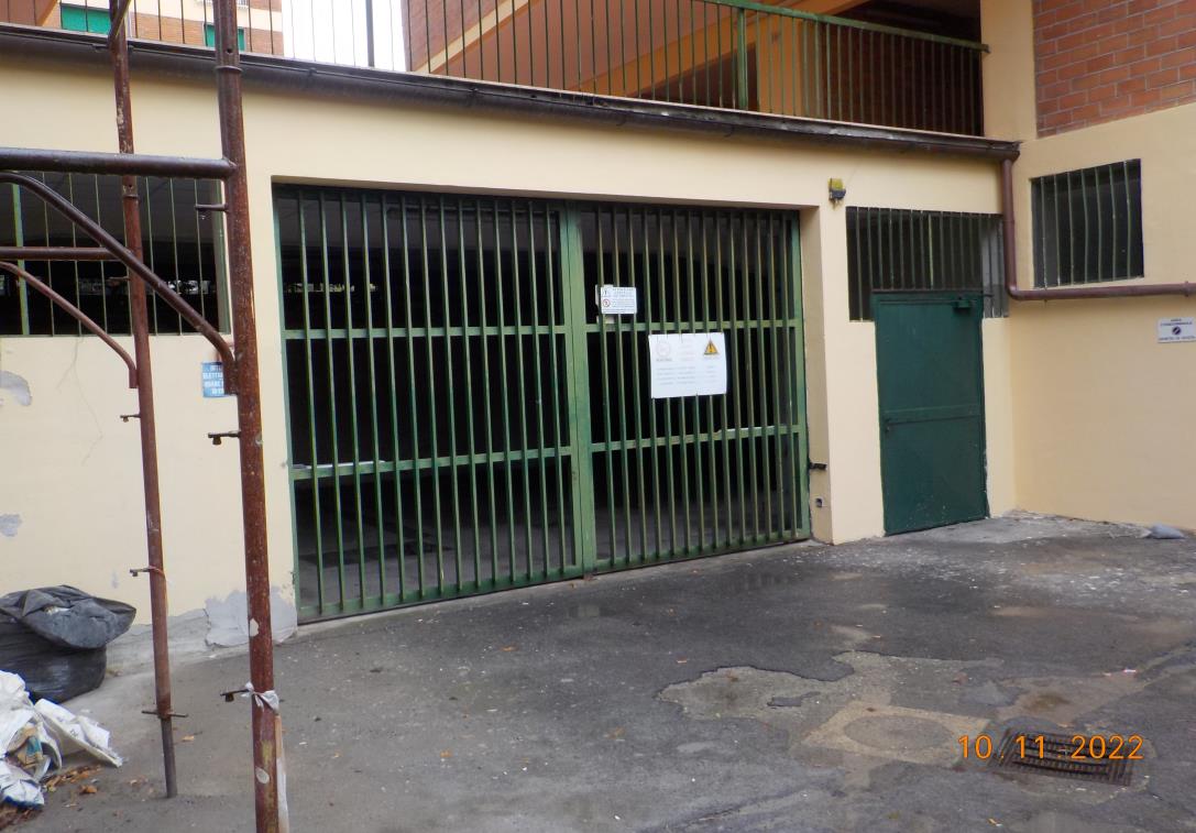 Appartamento per uso civile abitazione posto al piano quinto, lato est del fabbricato, composto da cinque vani compresa la cucina, oltre servizio, accessori e tre terrazzi. E' corredato di una soffitta posta all'ultimo piano del fabbricato.Trattasi di un vano int. 10 per uso rimessa posto al piano S1 del fabbricato, accessibile da rampa carrabile condominiale, oltre che dal vano scala condominiale. ID Cat. [N.C.E.U.] Unità Residenziale cat. A/3 foglio 202 part. 745 sub 13, Unità Secondaria cat. C/6 foglio 202 part. 745 sub 38. Sup mq catastali 132, mq catastali 17. Lotto libero, piena proprietà.