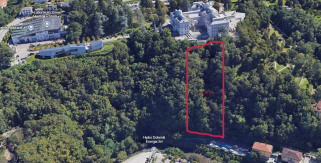Si tratta di un terreno a bosco, perlopiù robinie e piante similari di poco pregio, nel sottosuolo e nella parte a valle adiacente il Torrente Fersina, parte di un tracciato di un rifugio antiaere. Sup. 3919 mq catastali. Id. cat. [N.C.E.U.] Terreno categoria BOSCO foglio 47 particella 801/3. Libero. Piena proprietà