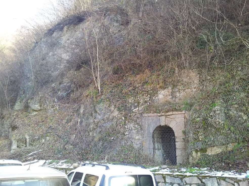 Si tratta di un terreno a bosco, perlopiù robinie e piante similari di poco pregio, nel sottosuolo e nella parte a valle adiacente il Torrente Fersina, parte di un tracciato di un rifugio antiaere. Sup. 3919 mq catastali. Id. cat. [N.C.E.U.] Terreno categoria BOSCO foglio 47 particella 801/3. Libero. Piena proprietà