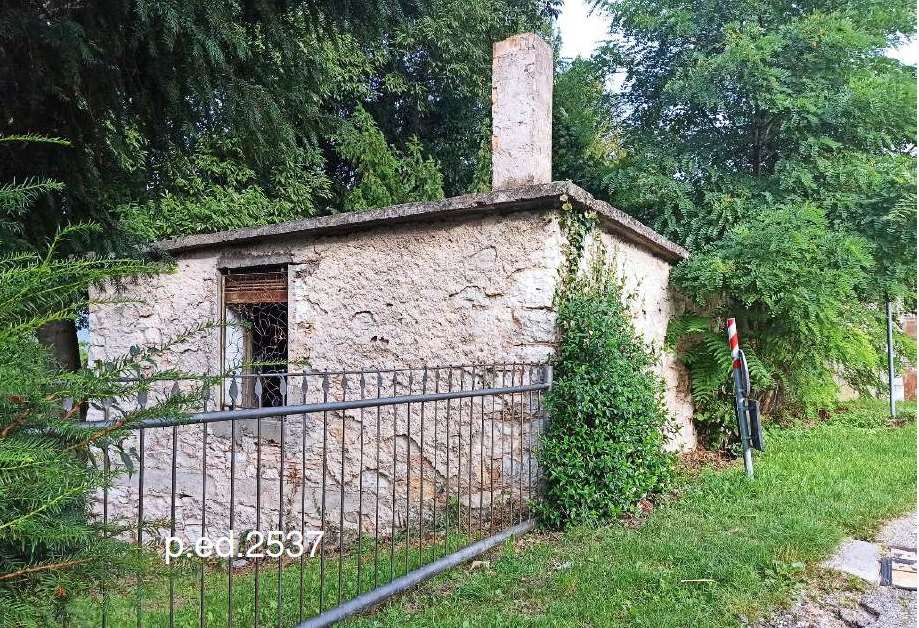 Si tratta di una vetusta costruzione in muratura su due livelli, adibito a garage/autorimessa e sottostante magazzino/cantina. Facilmente raggiungibile da via Mesiano presenta però l’accesso principale inibito da un manufatto in lamiera che ne ostacola il passaggio. Si tratta di lotti di terreno di varia forma e dimensione che presentano generalmente una media/forte pendenza, solo a tratti pianeggiante, coltivati perlopiù a bosco e in parte a prato. Id. cat. Unità secondaria categoria C6 foglio 47 particella 2537 sub 1, Terreno categoria VIGNETO foglio 47 particella 810/2. Sup. 93 mq catastali, 3189 mq catastali. Libero. Piena proprietà.
