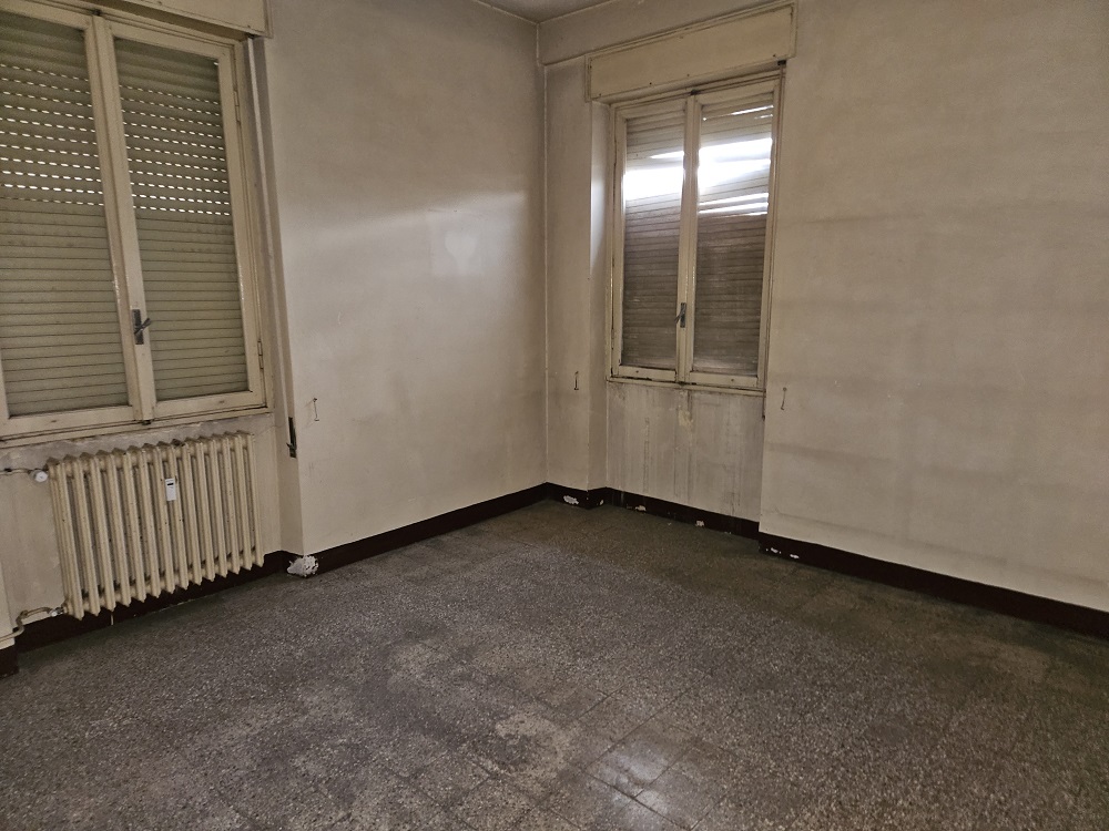 u.i. composta da 4 vani catastali di altezza netta interna pari a 3,20 mt, articolata in ingresso, soggiorno, cucina, due camere, un bagno, una veranda. Id. cat. Foglio 194 particella 160 sub 5, categoria catastale A3 cl. 2. Sup. consistenza ragguagliata 79 mq. Libero, piena proprietà.