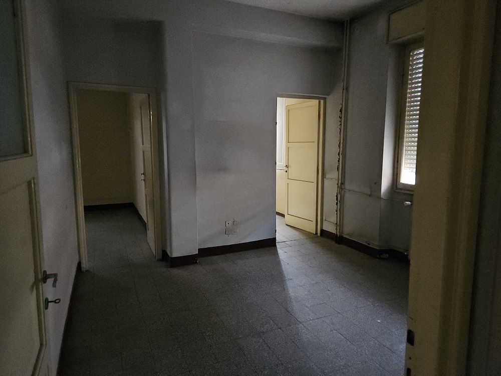 u.i. composta da 4 vani catastali di altezza netta interna pari a 3,20 mt, articolata in ingresso, soggiorno, cucina, due camere, un bagno, una veranda. Id. cat. Foglio 194 particella 160 sub 5, categoria catastale A3 cl. 2. Sup. consistenza ragguagliata 79 mq. Libero, piena proprietà.