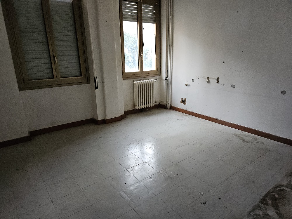 u.i. composta da 5,5 vani catastali di altezza netta interna pari a 3,10 mt, articolata in ingresso, soggiorno, cucina, tre camere, un bagno. In planimetria catastale la porzione verandata dal lato dell’unico servizio igienico di fatto non è presente, pertanto si considera la sola consistenza del WC esistente, quindi la superficie è inferiore a quella dichiarata in atti. Id. cat. Foglio 194 particella 162 sub 505, categoria catastale A3 cl. 2. Sup. consistenza ragguagliata 92 mq. Libero, piena proprietà.
