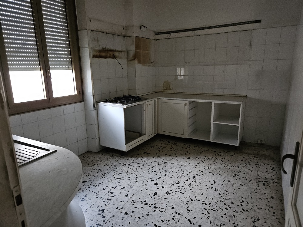u.i. composta da 5,5 vani catastali di altezza netta interna pari a 3,10 mt, articolata in ingresso, soggiorno, cucina, tre camere, un bagno. In planimetria catastale la porzione verandata dal lato dell’unico servizio igienico di fatto non è presente, pertanto si considera la sola consistenza del WC esistente, quindi la superficie è inferiore a quella dichiarata in atti. Id. cat. Foglio 194 particella 162 sub 505, categoria catastale A3 cl. 2. Sup. consistenza ragguagliata 92 mq. Libero, piena proprietà.