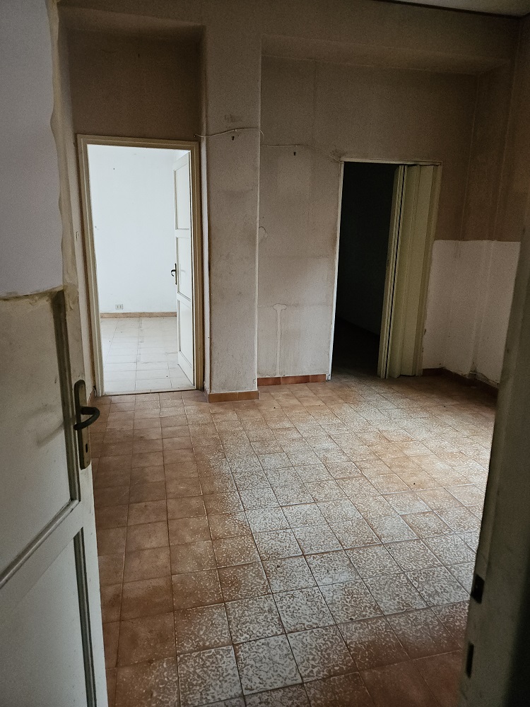 u.i. composta da 5,5 vani catastali di altezza netta interna pari a 3,10 mt, articolata in ingresso, soggiorno, cucina, tre camere, un bagno. In planimetria catastale la porzione verandata dal lato dell’unico servizio igienico di fatto non è presente, pertanto si considera la sola consistenza del WC esistente, quindi la superficie è inferiore a quella dichiarata in atti. Id. cat. Foglio 194 particella 162 sub 505, categoria catastale A3 cl. 2. Sup. consistenza ragguagliata 92 mq. Libero, piena proprietà.