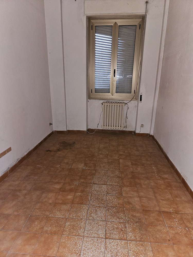 u.i. composta da 5,5 vani catastali di altezza netta interna pari a 3,10 mt, articolata in ingresso, soggiorno, cucina, tre camere, un bagno. In planimetria catastale la porzione verandata dal lato dell’unico servizio igienico di fatto non è presente, pertanto si considera la sola consistenza del WC esistente, quindi la superficie è inferiore a quella dichiarata in atti. Id. cat. Foglio 194 particella 162 sub 505, categoria catastale A3 cl. 2. Sup. consistenza ragguagliata 92 mq. Libero, piena proprietà.