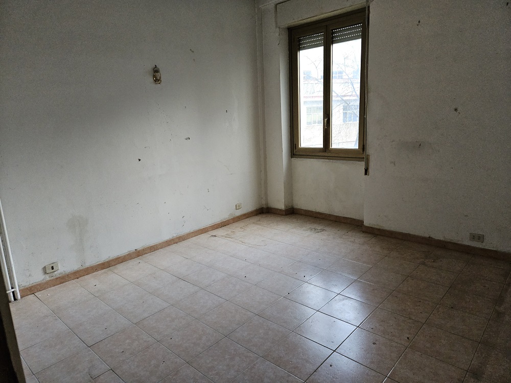u.i. composta da 5,5 vani catastali di altezza netta interna pari a 3,10 mt, articolata in ingresso, soggiorno, cucina, tre camere, un bagno. In planimetria catastale la porzione verandata dal lato dell’unico servizio igienico di fatto non è presente, pertanto si considera la sola consistenza del WC esistente, quindi la superficie è inferiore a quella dichiarata in atti. Id. cat. Foglio 194 particella 162 sub 505, categoria catastale A3 cl. 2. Sup. consistenza ragguagliata 92 mq. Libero, piena proprietà.