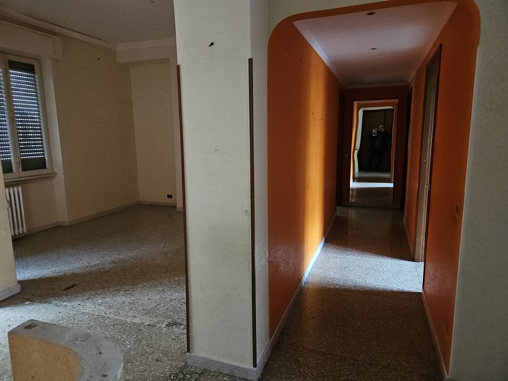 u.i. composta da 6 vani catastali di altezza netta interna pari a 3,20 mt, articolata in ingresso, salone doppio, cucina, due camere, un bagno. In planimetria catastale i balconi dal lato dell’unico servizio igienico di fatto non sono presenti, pertanto si considera la sola consistenza del WC esistente, quindi la superficie è inferiore a quella dichiarata in atti. Id. cat. Foglio 194 particella 161 sub 502, categoria catastale A3 cl. 3. Sup. consistenza ragguagliata 106 mq. Libero, piena proprietà.