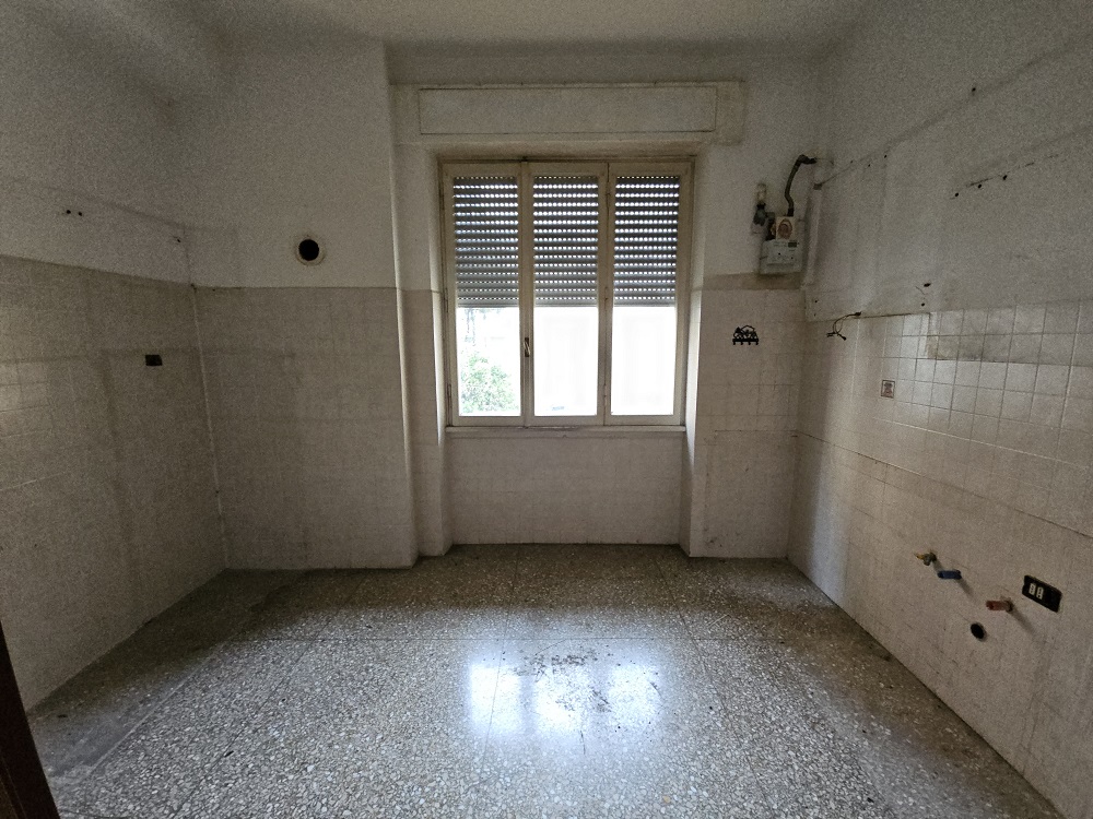 u.i. composta da 6 vani catastali di altezza netta interna pari a 3,20 mt, articolata in ingresso, salone doppio, cucina, due camere, un bagno. In planimetria catastale i balconi dal lato dell’unico servizio igienico di fatto non sono presenti, pertanto si considera la sola consistenza del WC esistente, quindi la superficie è inferiore a quella dichiarata in atti. Id. cat. Foglio 194 particella 161 sub 502, categoria catastale A3 cl. 3. Sup. consistenza ragguagliata 106 mq. Libero, piena proprietà.