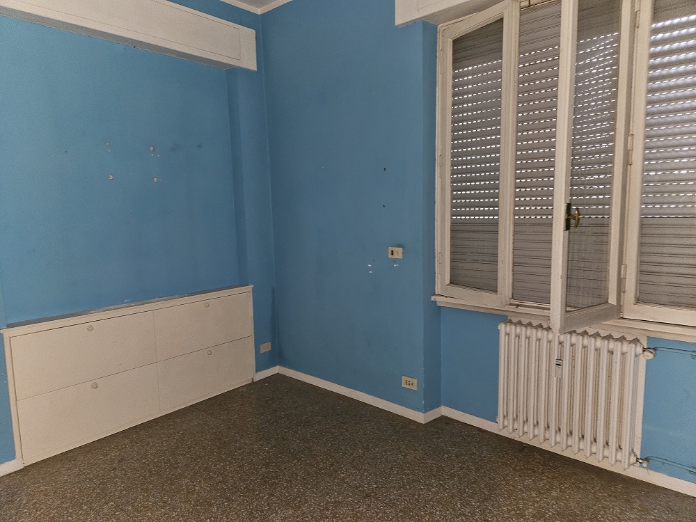 u.i. composta da 6 vani catastali di altezza netta interna pari a 3,20 mt, articolata in ingresso, salone doppio, cucina, due camere, un bagno. In planimetria catastale i balconi dal lato dell’unico servizio igienico di fatto non sono presenti, pertanto si considera la sola consistenza del WC esistente, quindi la superficie è inferiore a quella dichiarata in atti. Id. cat. Foglio 194 particella 161 sub 502, categoria catastale A3 cl. 3. Sup. consistenza ragguagliata 106 mq. Libero, piena proprietà.