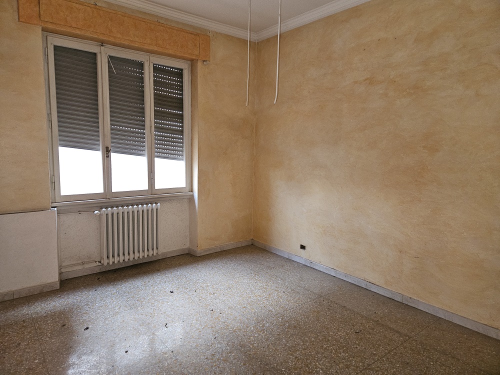 u.i. composta da 6 vani catastali di altezza netta interna pari a 3,20 mt, articolata in ingresso, salone doppio, cucina, due camere, un bagno. In planimetria catastale i balconi dal lato dell’unico servizio igienico di fatto non sono presenti, pertanto si considera la sola consistenza del WC esistente, quindi la superficie è inferiore a quella dichiarata in atti. Id. cat. Foglio 194 particella 161 sub 502, categoria catastale A3 cl. 3. Sup. consistenza ragguagliata 106 mq. Libero, piena proprietà.