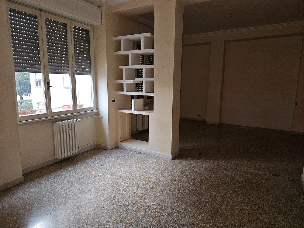 u.i. composta da 6 vani catastali di altezza netta interna pari a 3,20 mt, articolata in ingresso, salone doppio, cucina, due camere, un bagno. In planimetria catastale i balconi dal lato dell’unico servizio igienico di fatto non sono presenti, pertanto si considera la sola consistenza del WC esistente, quindi la superficie è inferiore a quella dichiarata in atti. Id. cat. Foglio 194 particella 161 sub 502, categoria catastale A3 cl. 3. Sup. consistenza ragguagliata 106 mq. Libero, piena proprietà.