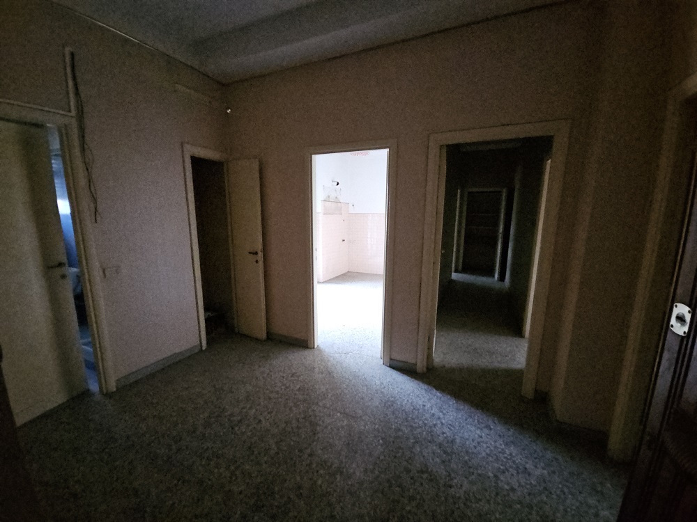 u.i. composta da 5 vani catastali di altezza netta interna pari a 3,20 mt, articolata in ingresso, soggiorno, cucina, due camere, un bagno, balcone. Id. cat. Foglio 194 particella 161 sub 5, categoria catastale A3 cl. 3. Sup. consistenza ragguagliata 90 mq. Libero, piena proprietà.