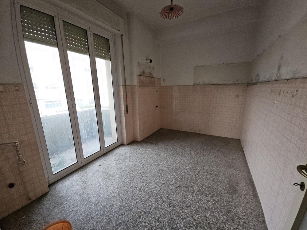 u.i. composta da 5 vani catastali di altezza netta interna pari a 3,20 mt, articolata in ingresso, soggiorno, cucina, due camere, un bagno, balcone. Id. cat. Foglio 194 particella 161 sub 5, categoria catastale A3 cl. 3. Sup. consistenza ragguagliata 90 mq. Libero, piena proprietà.