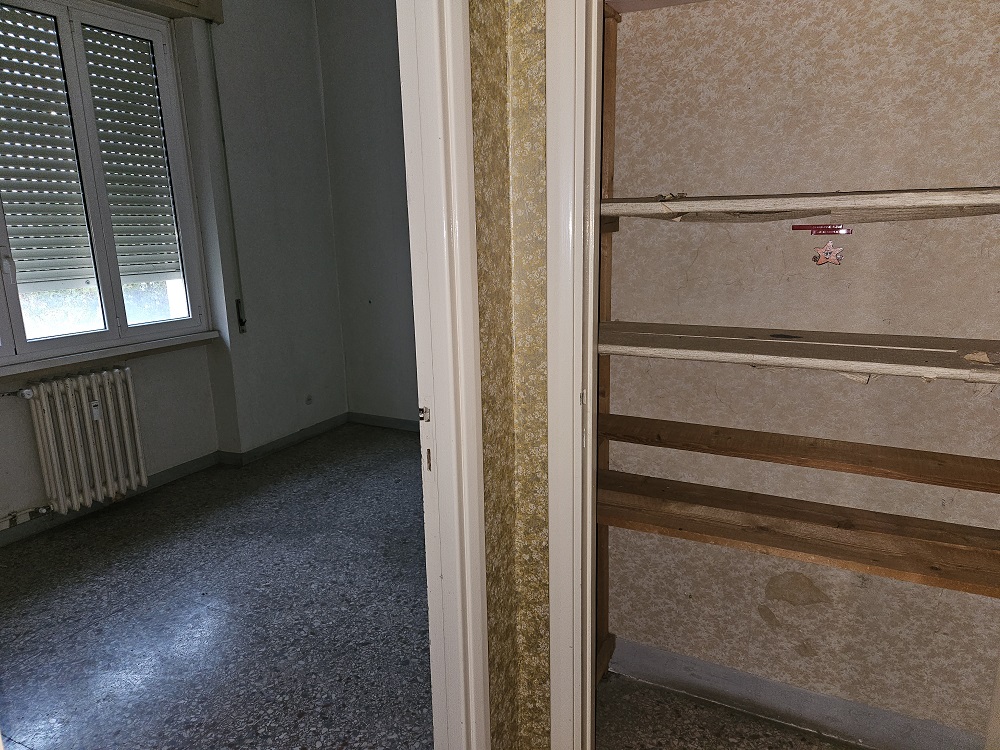 u.i. composta da 5 vani catastali di altezza netta interna pari a 3,20 mt, articolata in ingresso, soggiorno, cucina, due camere, un bagno, balcone. Id. cat. Foglio 194 particella 161 sub 5, categoria catastale A3 cl. 3. Sup. consistenza ragguagliata 90 mq. Libero, piena proprietà.