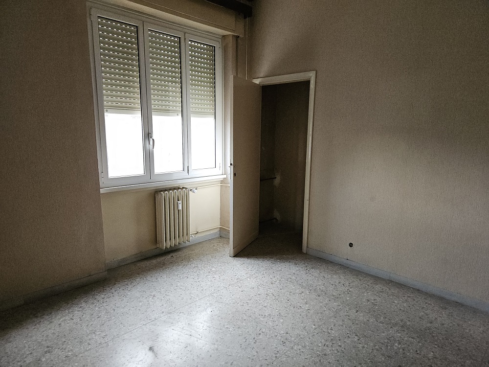 u.i. composta da 5 vani catastali di altezza netta interna pari a 3,20 mt, articolata in ingresso, soggiorno, cucina, due camere, un bagno, balcone. Id. cat. Foglio 194 particella 161 sub 5, categoria catastale A3 cl. 3. Sup. consistenza ragguagliata 90 mq. Libero, piena proprietà.