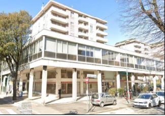 L’unità a destinazione terziaria cat. A/10 di 43,5 vani occupa l’intero primo piano ed è collegata al piano terra da una scala che conduce all’ingresso esclusivo sul porticato condominiale. Posto auto coperto in autorimessa interrata condominiale piano S1 ingresso da Via Brigata Padova civico 15Sup. mq 1165  catastali, 9 mq catastali posto auto coperto. Libero. AVVISO. Poiché alcuni immobili del supercondominio sono stati interessati da un problema di sfondellamento solai, i potenziali acquirenti sono edotti del rischio che il problema possa riguardare anche il presente lotto, con pieno esonero di INPS.Piena Proprietà